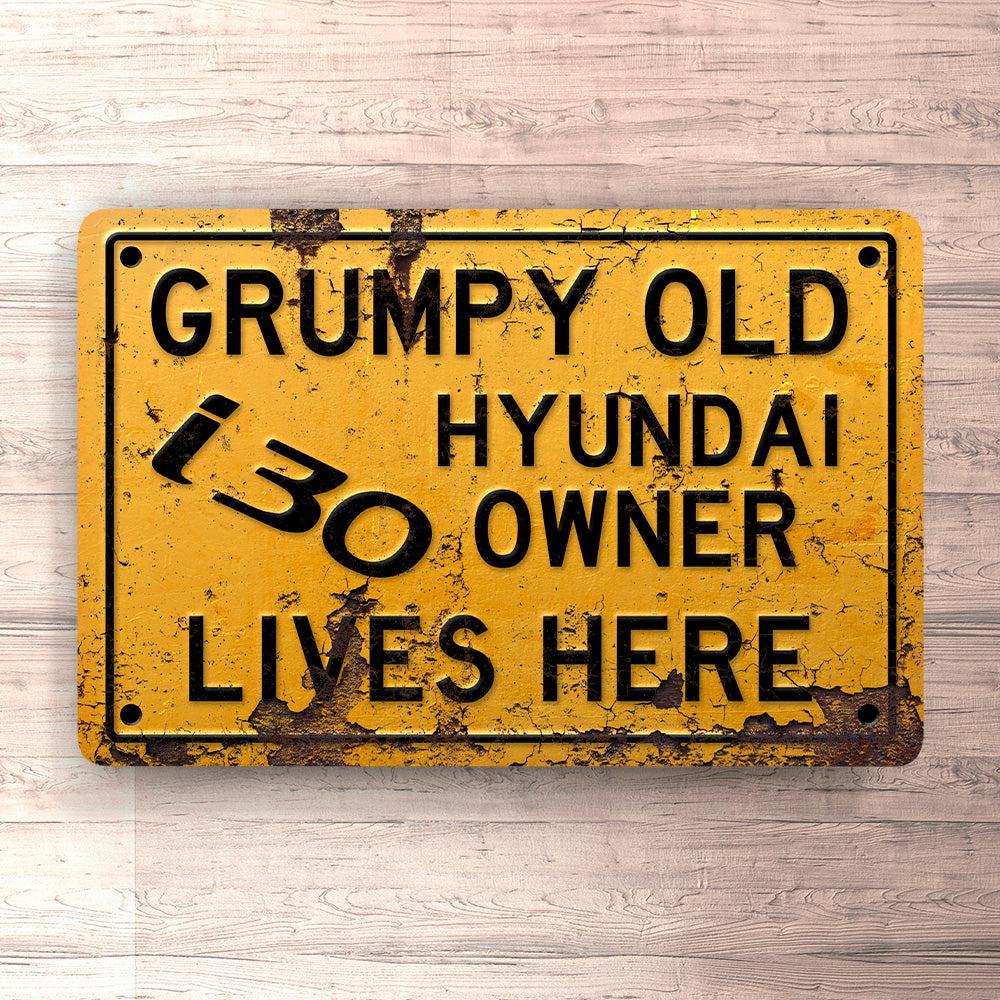 Hyundai I30 Grumpy Old Hyundai I30 Owner Lives Here Skilte, Musemåtte, Dørmåtte-Skilte-Hyundai-Garage Culture Shop- garage - man cave - merchandise