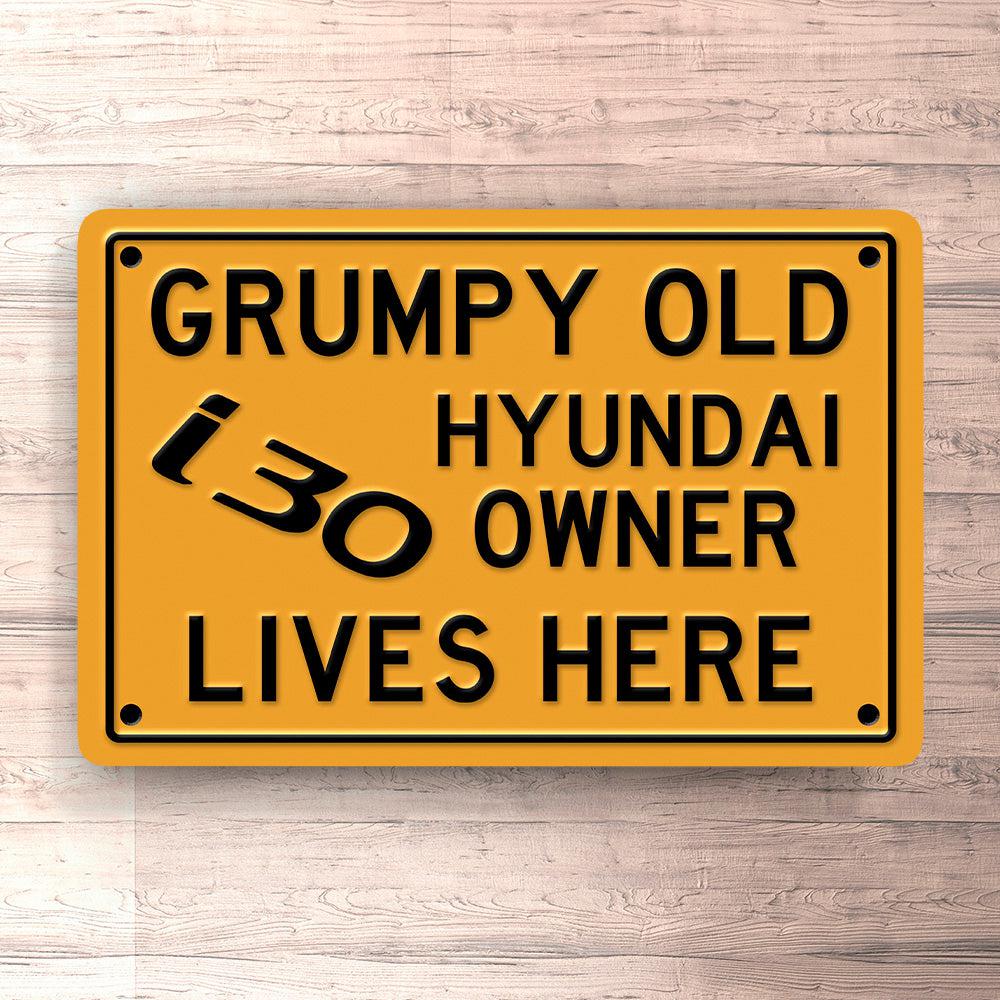 Hyundai I30 Grumpy Old Hyundai I30 Owner Lives Here Skilte, Musemåtte, Dørmåtte , Plakat-Skilte-Hyundai-Garage Culture Shop- garage - man cave - merchandise