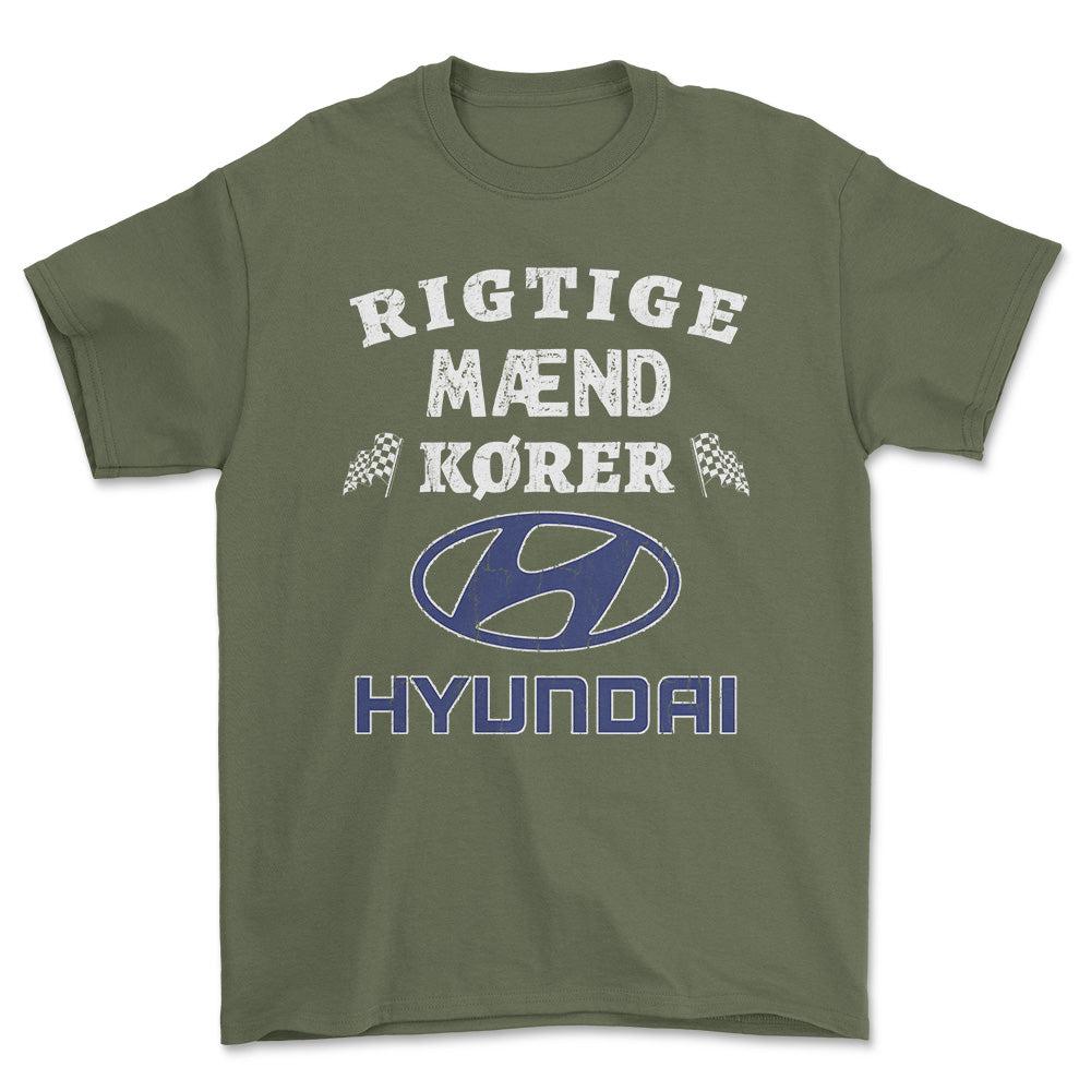 Hyundai Rigtige Mænd Kører - Unisex T-Shirt , Bomuld-Beklædning-Hyundai-Grøn Militær-S-Forside-Garage Culture Shop- garage - man cave - merchandise