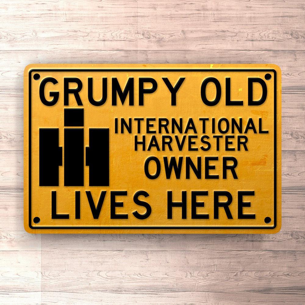 International Harvester Grumpy Old International Harvester Owner Lives Here Skilte, Musemåtte, Dørmåtte , Plakat-Skilte-International Harvester-Garage Culture Shop- garage - man cave - merchandise