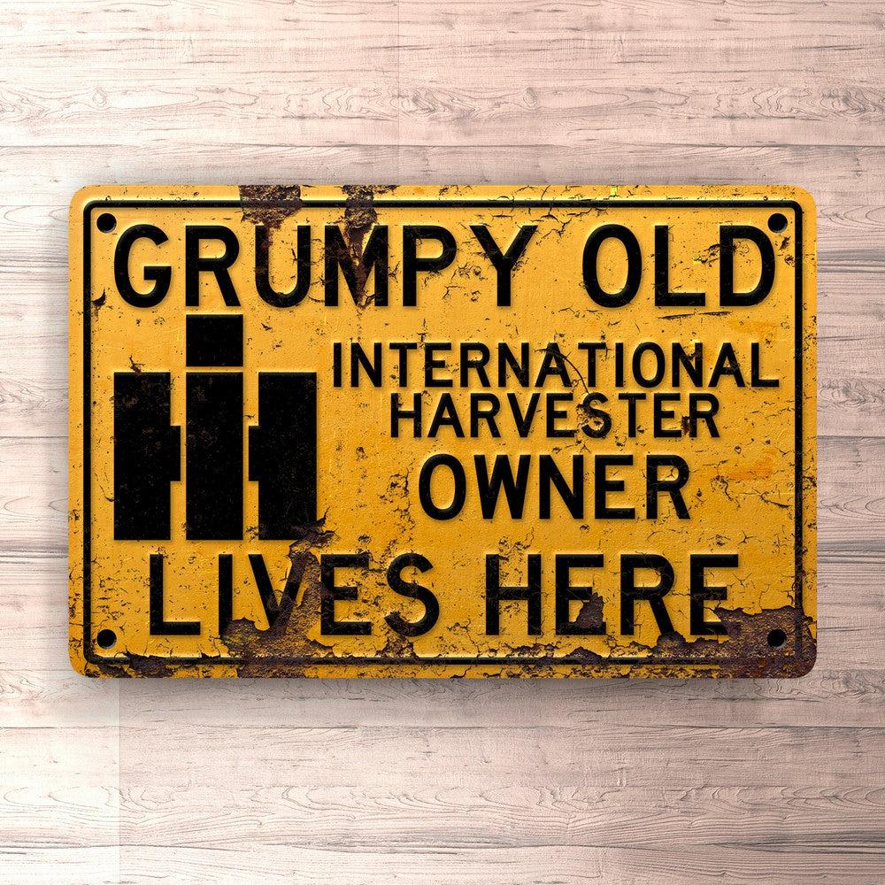 International Harvester Grumpy Old International Harvester Owner Lives Here Skilte, Musemåtte, Dørmåtte , Plakat-Skilte-International Harvester-Garage Culture Shop- garage - man cave - merchandise