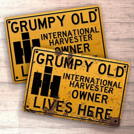 International Harvester Grumpy Old International Harvester Owner Lives Here Skilte, Musemåtte, Dørmåtte , Plakat-Skilte-International Harvester-Garage Culture Shop- garage - man cave - merchandise