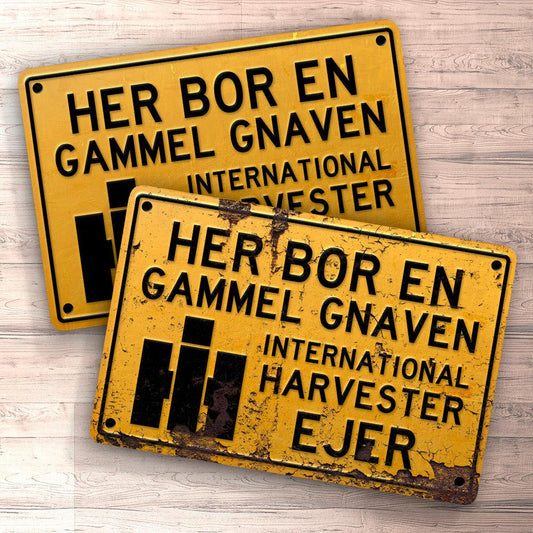 International Harvester Her Bor En Gammel Gnaven International Harvester Ejer Skilte, Musemåtte, Dørmåtte , Plakat-Skilte-International Harvester-Garage Culture Shop- garage - man cave - merchandise