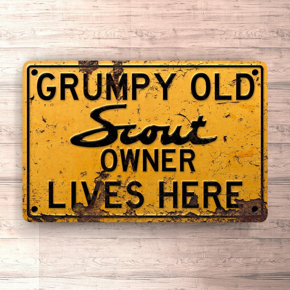 International Scout Grumpy Old International Scout Owner Lives Here Skilte, Musemåtte, Dørmåtte-Skilte-International Scout-Garage Culture Shop- garage - man cave - merchandise