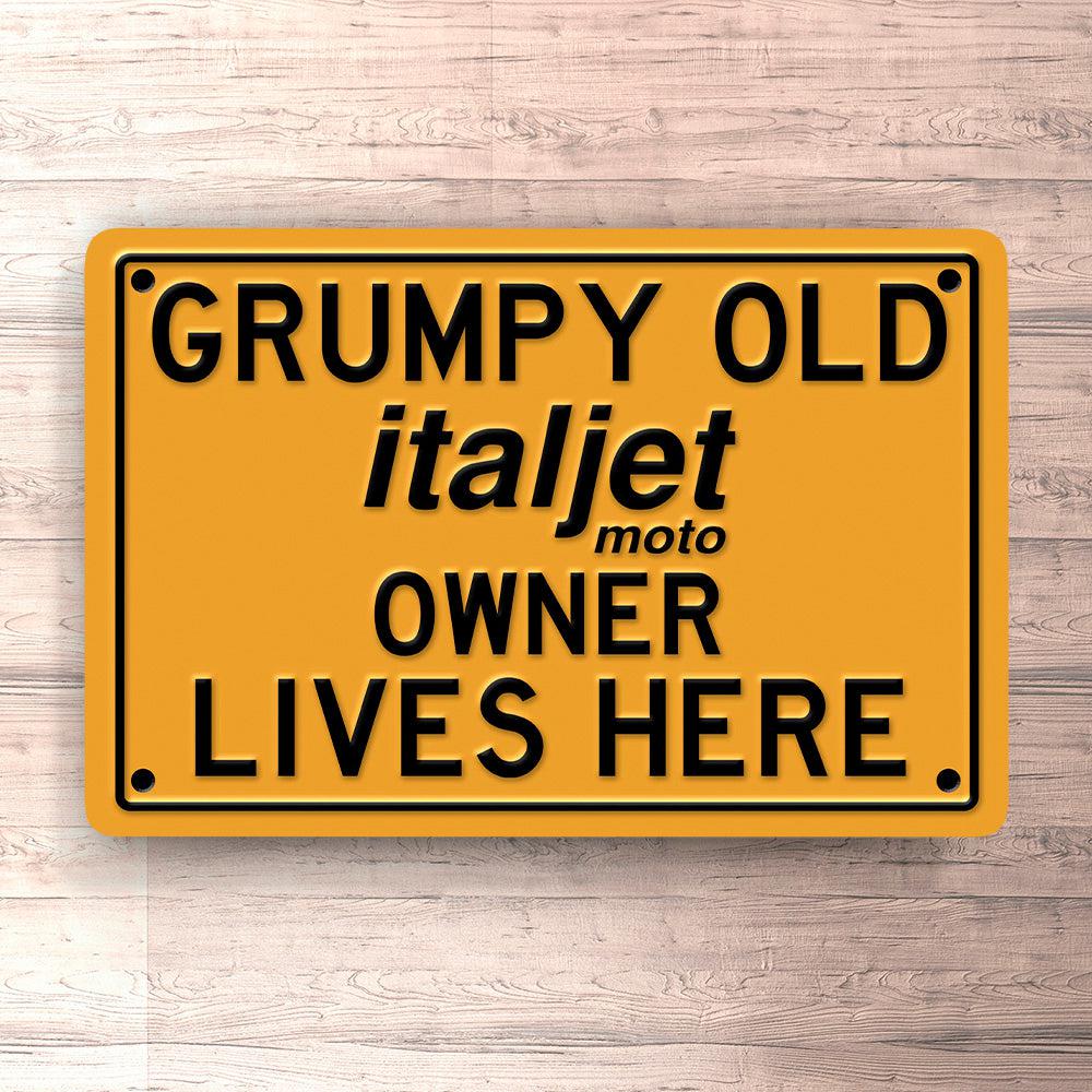 Italjet Grumpy Old Italjet Owner Lives Here Skilte, Musemåtte, Dørmåtte , Plakat-Skilte-Italjet-Garage Culture Shop- garage - man cave - merchandise