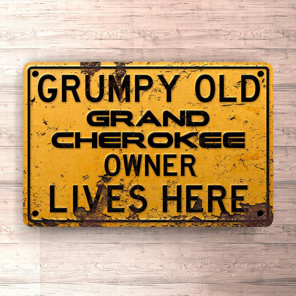 Jeep Grand Cherokee Grumpy Old Jeep Grand Cherokee Owner Lives Here Skilte, Musemåtte, Dørmåtte-Skilte-Jeep-Garage Culture Shop- garage - man cave - merchandise