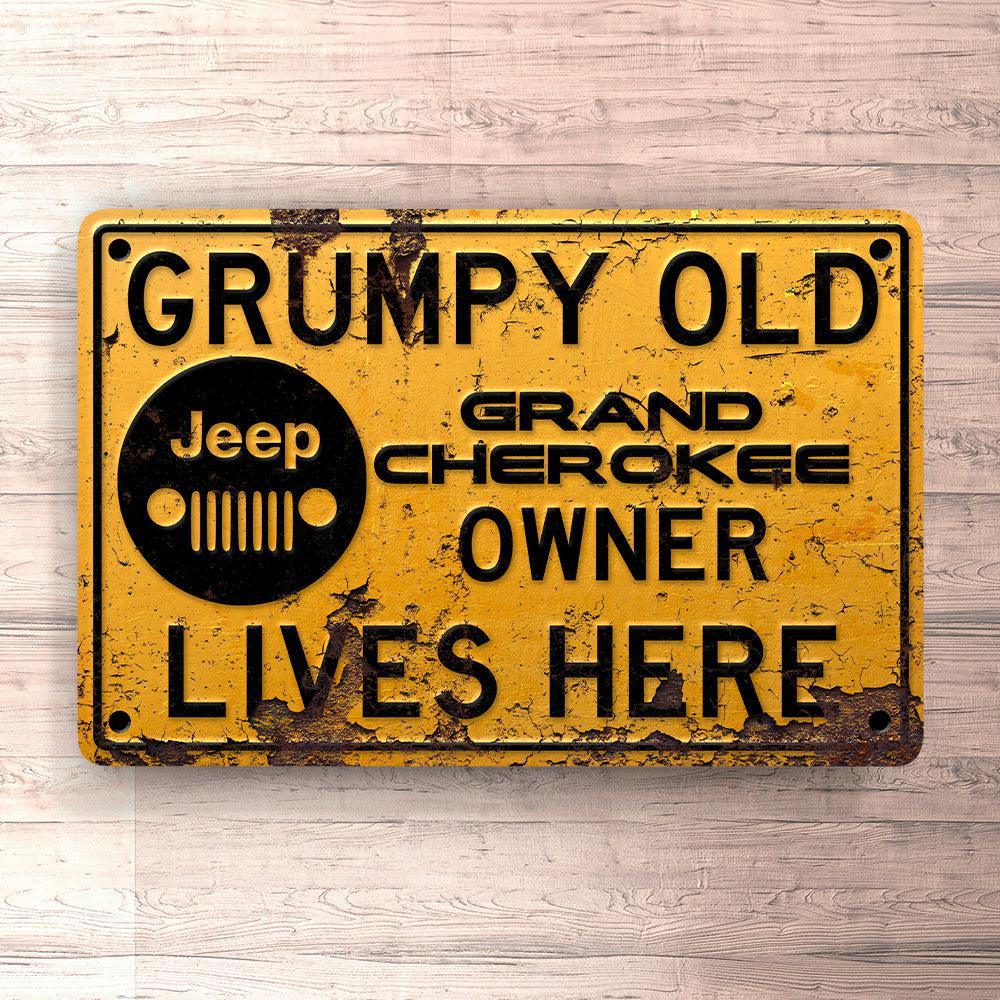 Jeep Grand Cherokee Grumpy Old Jeep Grand Cherokee Owner Lives Here Skilte, Musemåtte, Dørmåtte-Skilte-Jeep-Garage Culture Shop- garage - man cave - merchandise