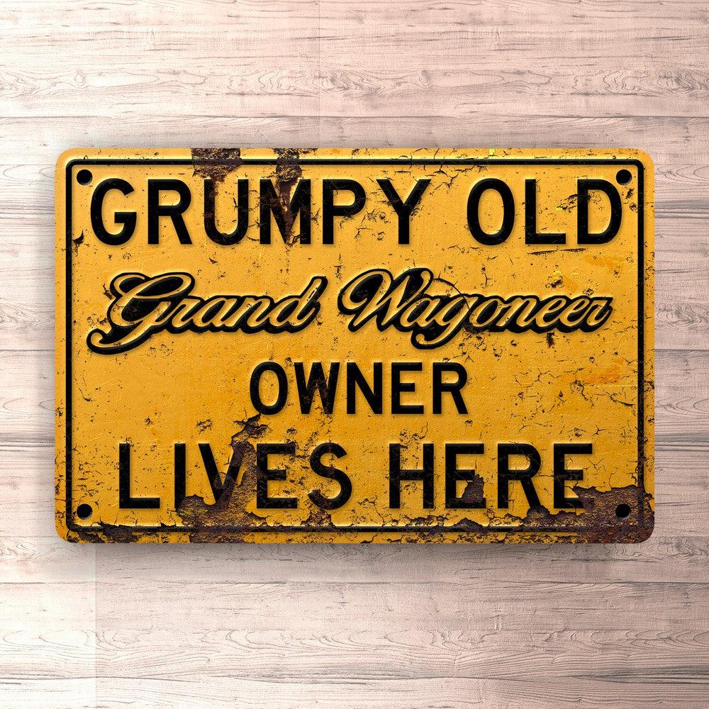 Jeep Grand Wagoneer Grumpy Old Jeep Grand Wagoneer Owner Lives Here Skilte, Musemåtte, Dørmåtte , Plakat-Skilte-Jeep-Garage Culture Shop- garage - man cave - merchandise