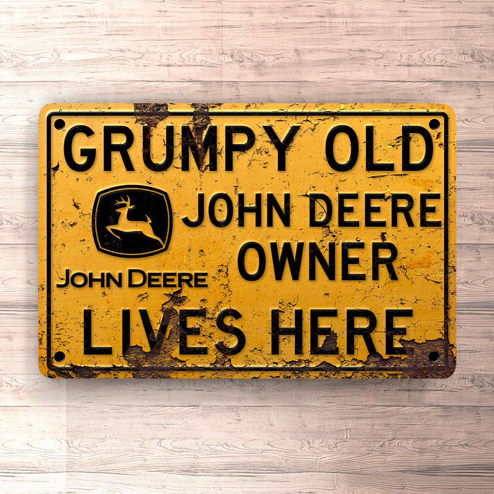 John Deere Grumpy Old John Deere Owner Lives Here Skilte, Musemåtte, Dørmåtte-Skilte-John Deere-Garage Culture Shop- garage - man cave - merchandise