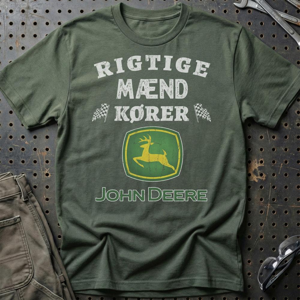 John Deere Rigtige Mænd Kører - Unisex T-Shirt , Bomuld-Beklædning-John Deere-Grøn Militær-S-Garage Culture Shop- garage - man cave - merchandise
