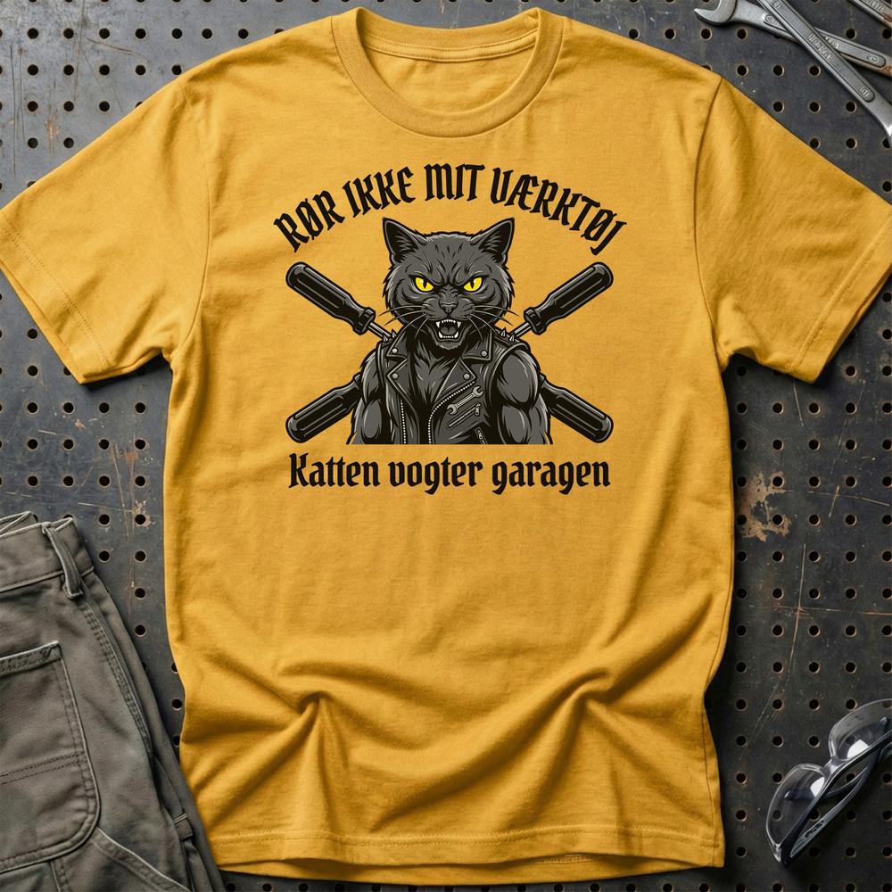 Katten Vogter Garagen - Unisex T-Shirt , Bomuld-Beklædning-Garage Culture-Guld-S-Garage Culture Shop- garage - man cave - merchandise