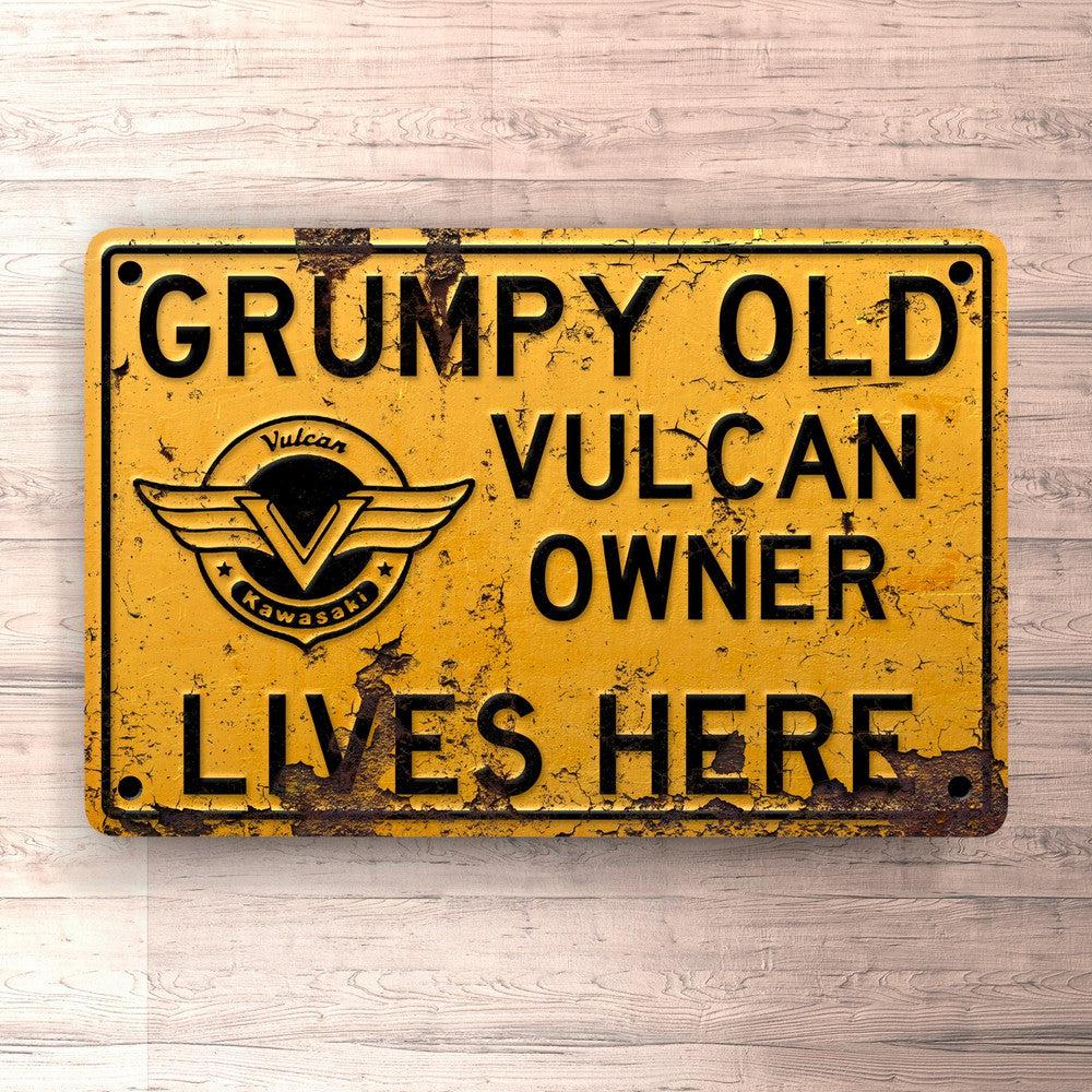 Kawasaki Grumpy Old Kawasaki Vulcan Owner Lives Here Skilte, Musemåtte, Dørmåtte , Plakat-Skilte-Kawasaki-Garage Culture Shop- garage - man cave - merchandise