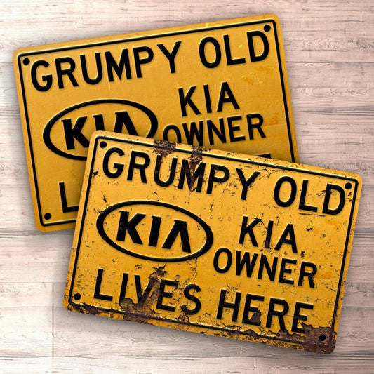 Kia Grumpy Old Kia Owner Lives Here Skilte, Musemåtte, Dørmåtte , Plakat-Skilte-KIA-Garage Culture Shop- garage - man cave - merchandise