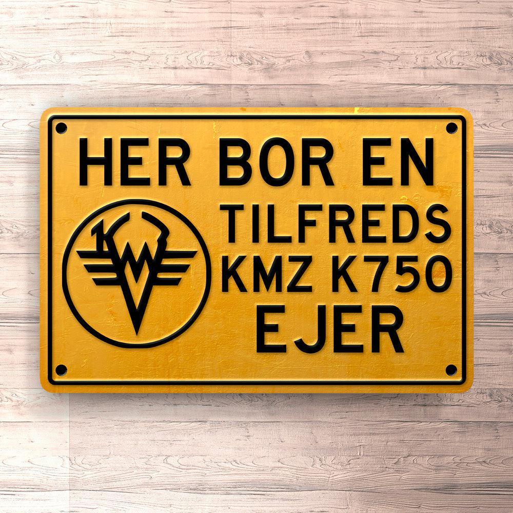 Kmz K750 Her Bor En Flink Tilfreds Kmz K750 Ejer Skilte, Musemåtte, Dørmåtte-Skilte-KMZ-Garage Culture Shop- garage - man cave - merchandise