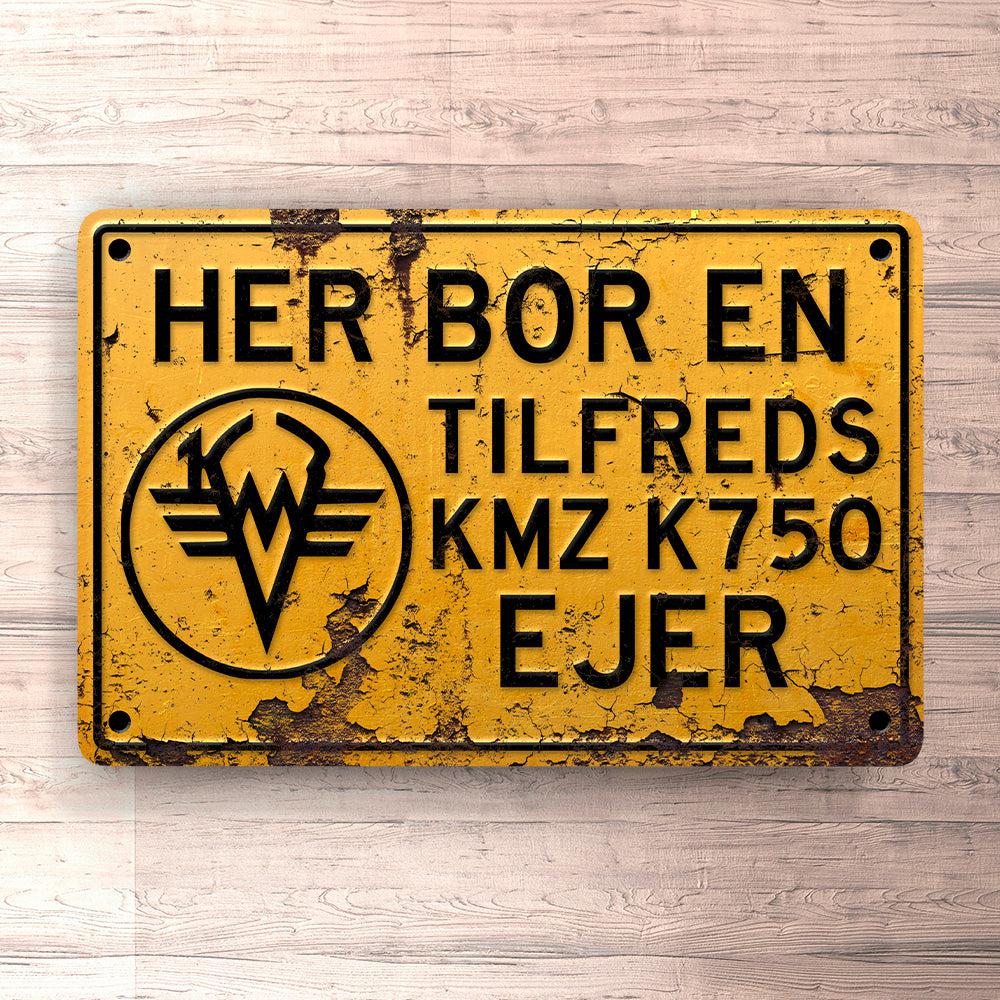 Kmz K750 Her Bor En Flink Tilfreds Kmz K750 Ejer Skilte, Musemåtte, Dørmåtte-Skilte-KMZ-Garage Culture Shop- garage - man cave - merchandise