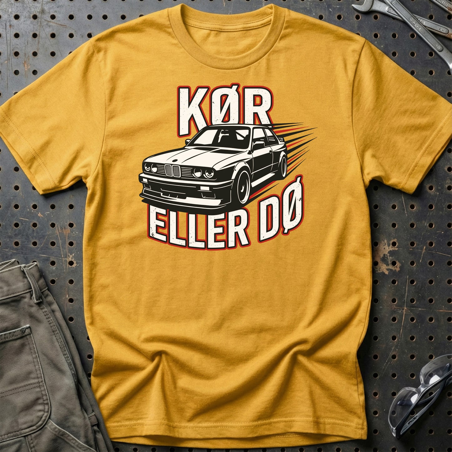 Kør Eller Dø – Dansk Bilkultur & Street Car Attitude - Unisex T-Shirt , Bomuld-Beklædning-Garage Culture-Guld-S-Garage Culture Shop- garage - man cave - merchandise