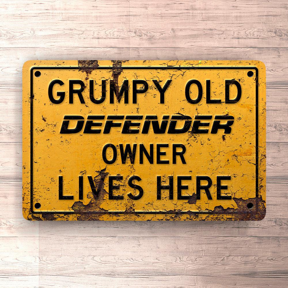 Land Rover Defender Grumpy Old Land Rover Defendrer Owner Lives Here Skilte, Musemåtte, Dørmåtte-Skilte-Land Rover-Garage Culture Shop- garage - man cave - merchandise