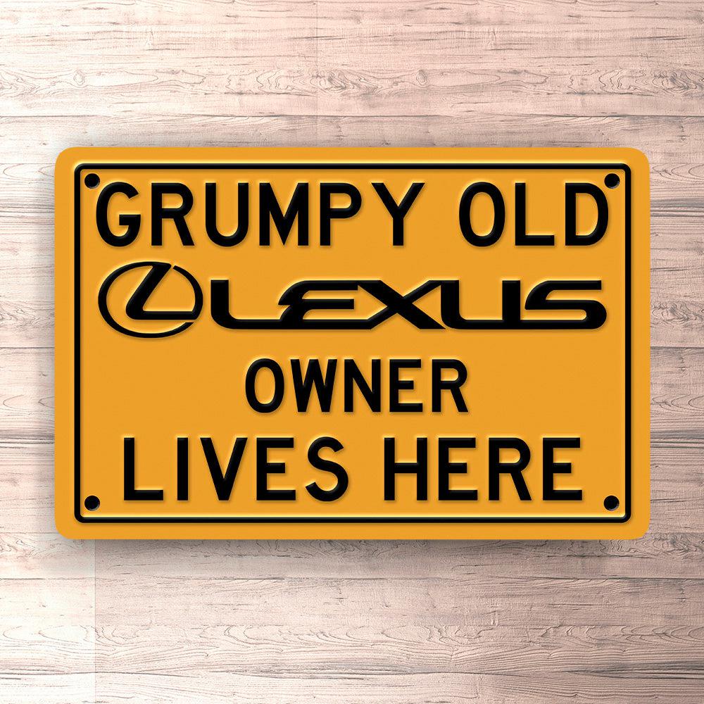 Lexus Grumpy Old Lexus Owner Lives Here Skilte, Musemåtte, Dørmåtte-Skilte-Lexus-Garage Culture Shop- garage - man cave - merchandise