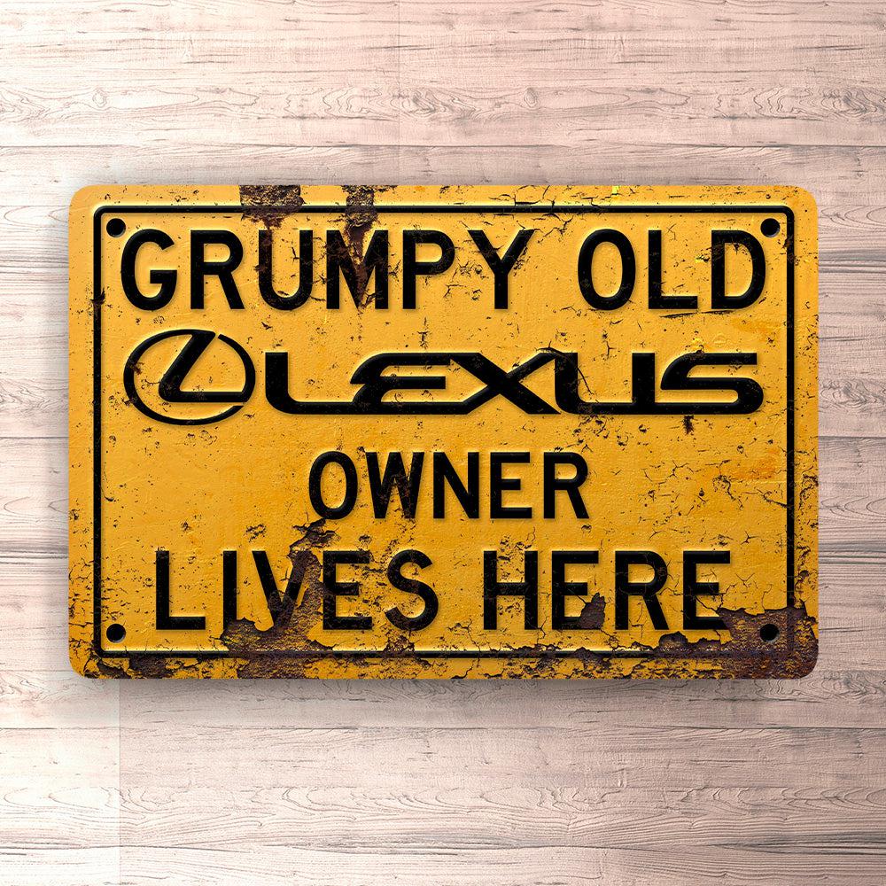 Lexus Grumpy Old Lexus Owner Lives Here Skilte, Musemåtte, Dørmåtte-Skilte-Lexus-Garage Culture Shop- garage - man cave - merchandise