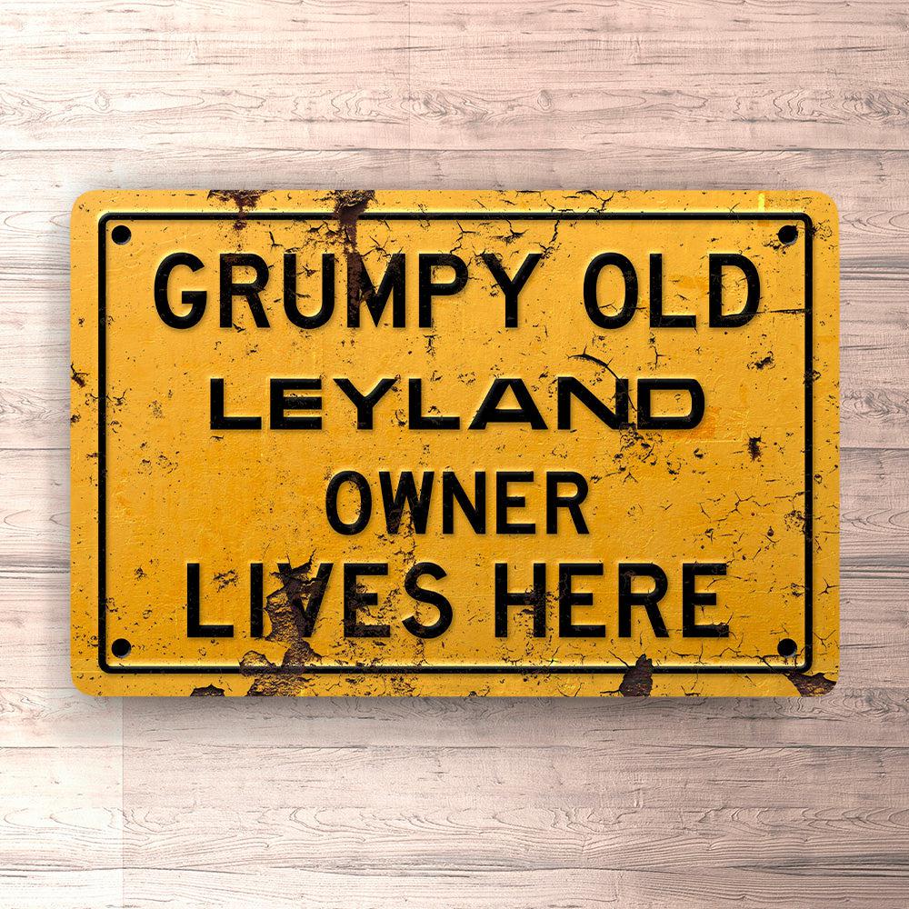 Leyland Grumpy Old Owner Lives Here Skilte, Musemåtte, Dørmåtte-Skilte-Leyland-Garage Culture Shop- garage - man cave - merchandise