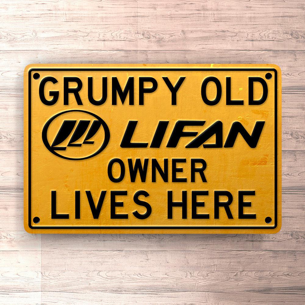 Lifan Grumpy Old Lifan Owner Lives Here Skilte, Musemåtte, Dørmåtte-Skilte-Lifan-Garage Culture Shop- garage - man cave - merchandise