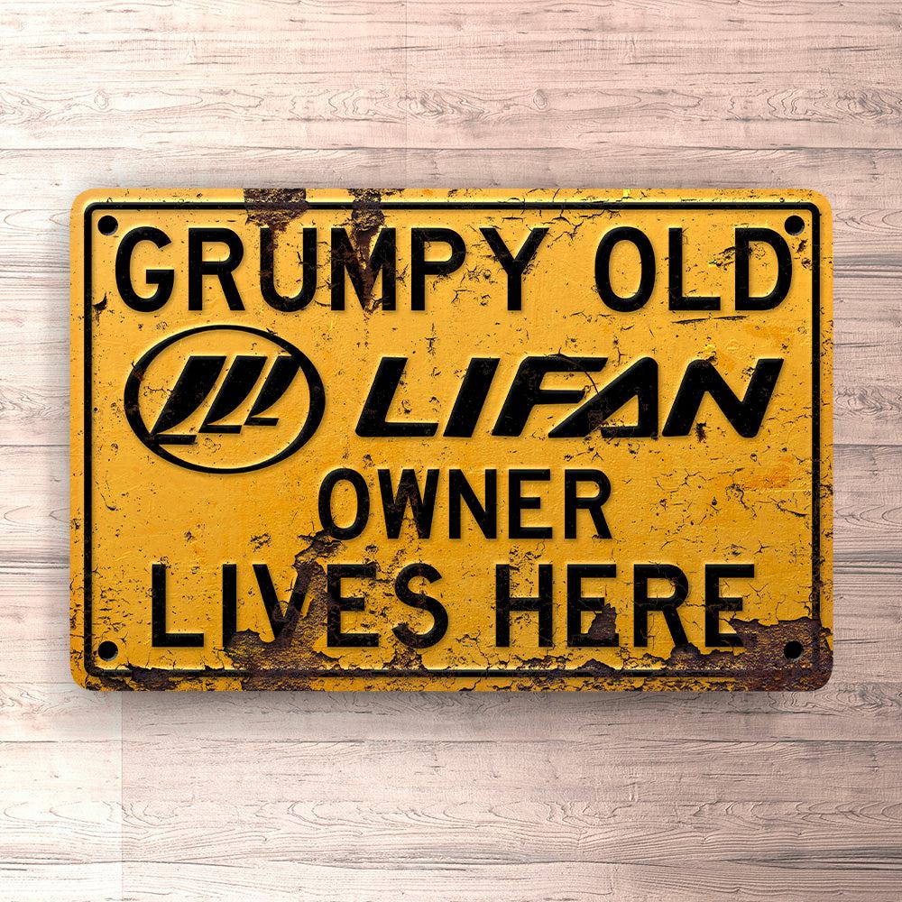 Lifan Grumpy Old Lifan Owner Lives Here Skilte, Musemåtte, Dørmåtte-Skilte-Lifan-Garage Culture Shop- garage - man cave - merchandise