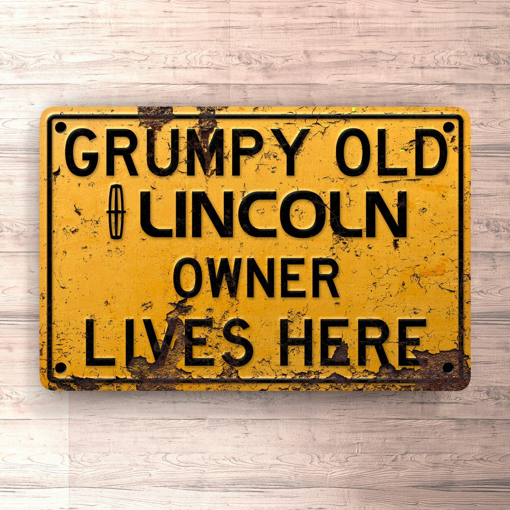Lincoln Grumpy Old Lincoln Owner Lives Here Skilte, Musemåtte, Dørmåtte , Plakat-Skilte-Lincoln-Garage Culture Shop- garage - man cave - merchandise