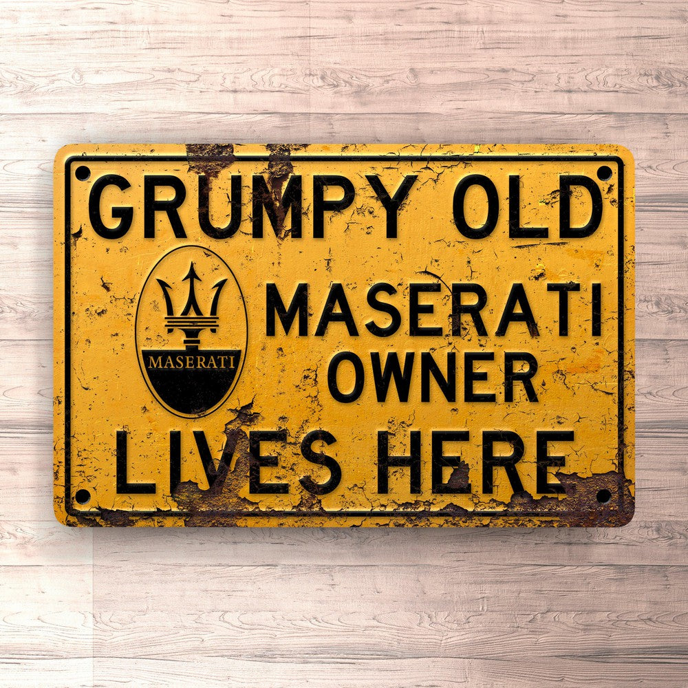 Maserati Grumpy Old Maserati Owner Lives Here Skilte, Musemåtte, Dørmåtte-Skilte-Maserati-Garage Culture Shop- garage - man cave - merchandise