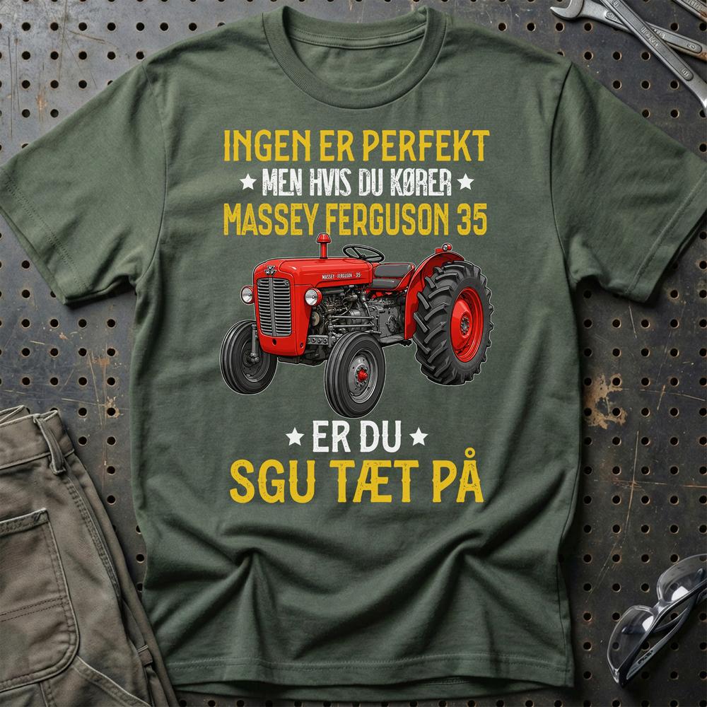Massey Ferguson 35 – Ingen Er Perfekt – Sjov Traktor Tee - Unisex T-Shirt-Beklædning-Massey Ferguson-Grøn Militær-S-Garage Culture Shop- garage - man cave - merchandise