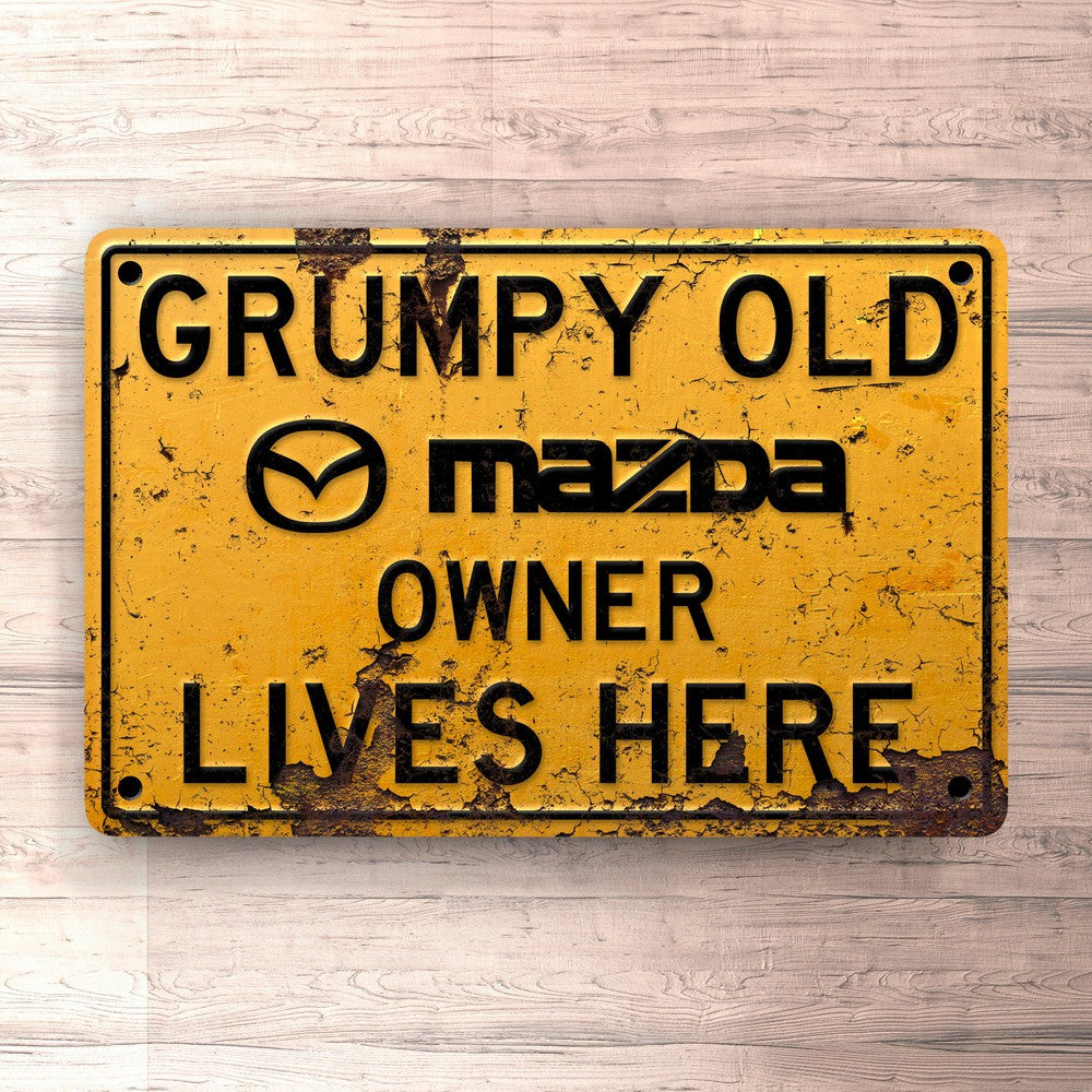 Mazda Grumpy Old Mazda Owner Lives Here Skilte, Musemåtte, Dørmåtte , Plakat-Skilte-Mazda-Garage Culture Shop- garage - man cave - merchandise