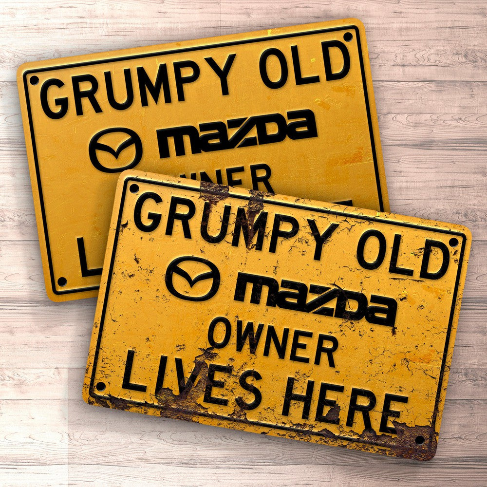 Mazda Grumpy Old Mazda Owner Lives Here Skilte, Musemåtte, Dørmåtte , Plakat-Skilte-Mazda-Garage Culture Shop- garage - man cave - merchandise