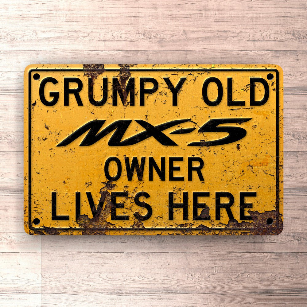 Mazda Mx 5 Grumpy Old Mazda Mx 5 Owner Lives Here Skilte, Musemåtte, Dørmåtte-Skilte-Mazda-Garage Culture Shop- garage - man cave - merchandise