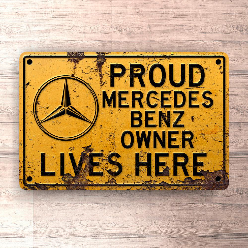 Mercedes Proud Mercedes Benz Owner Lives Here Skilte, Musemåtte, Dørmåtte-Skilte-Mercedes-Garage Culture Shop- garage - man cave - merchandise