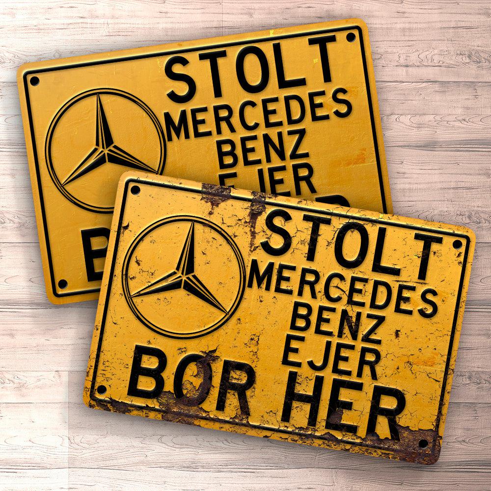 Mercedes Stolt Mercedes Benz Ejer Bor Her Skilte, Musemåtte, Dørmåtte , Plakat-Skilte-Mercedes-Garage Culture Shop- garage - man cave - merchandise