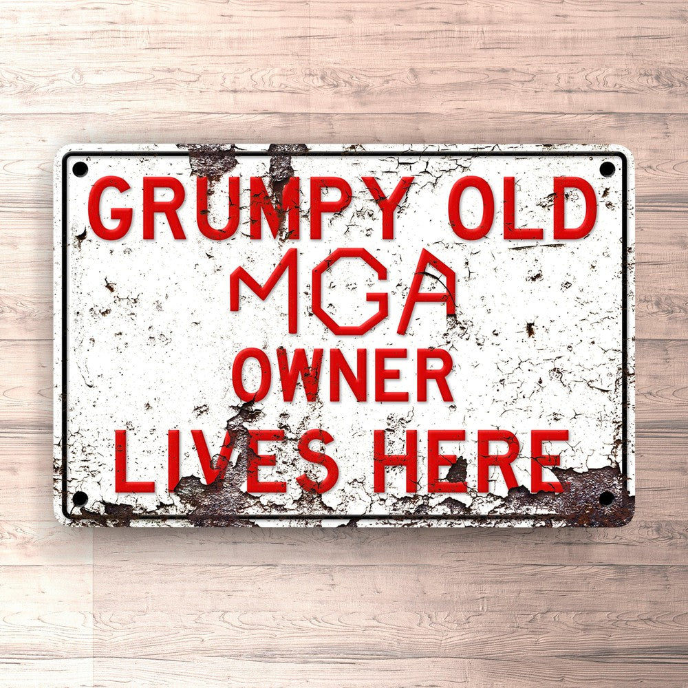 Mga Grumpy Old Mga Owner Lives Here Skilte, Musemåtte, Dørmåtte-Skilte-MG-Garage Culture Shop- garage - man cave - merchandise