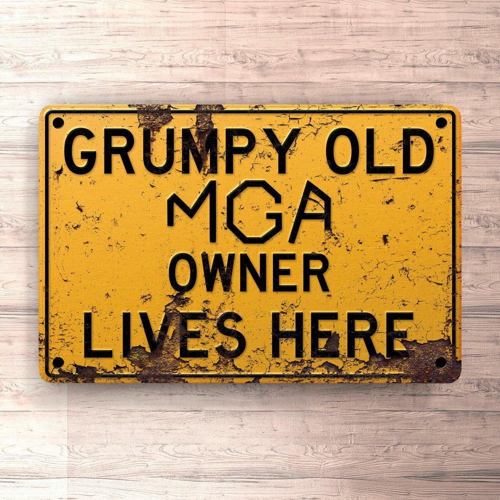 Mga Grumpy Old Mga Owner Lives Here Skilte, Musemåtte, Dørmåtte , Plakat-Skilte-MG-Garage Culture Shop- garage - man cave - merchandise
