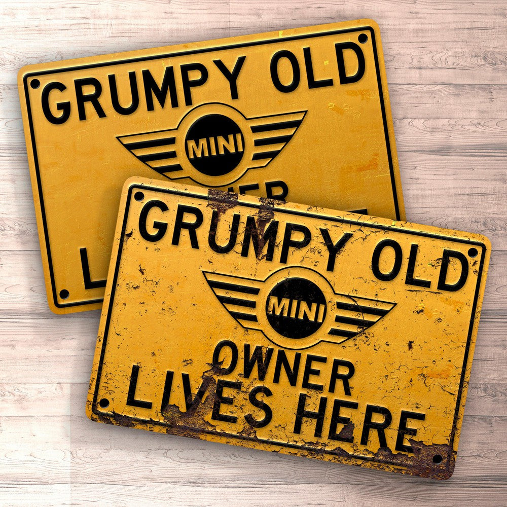 Mini Cooper Grumpy Old Mini Cooper Owner Lives Here Skilte, Musemåtte, Dørmåtte , Plakat-Skilte-Mini-Garage Culture Shop- garage - man cave - merchandise