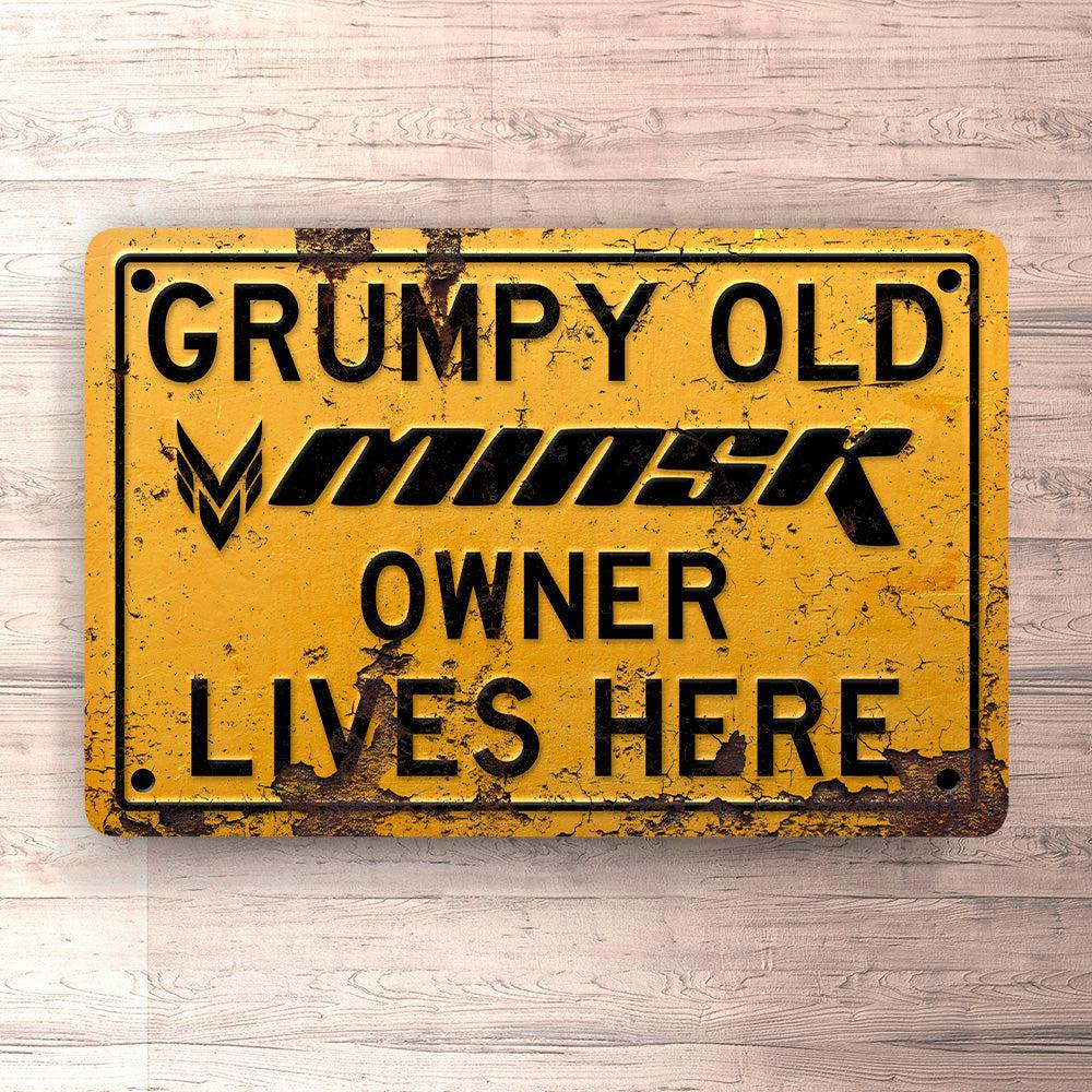 Minsk Grumpy Old Minsk Owner Lives Here Skilte, Musemåtte, Dørmåtte-Skilte-Minsk-Garage Culture Shop- garage - man cave - merchandise