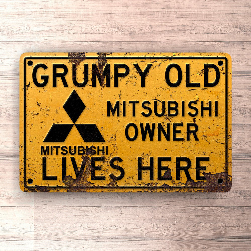 Mitsubishi Grumpy Old Mitsubishi Owner Lives Here Skilte, Musemåtte, Dørmåtte-Skilte-Mitsubishi-Garage Culture Shop- garage - man cave - merchandise