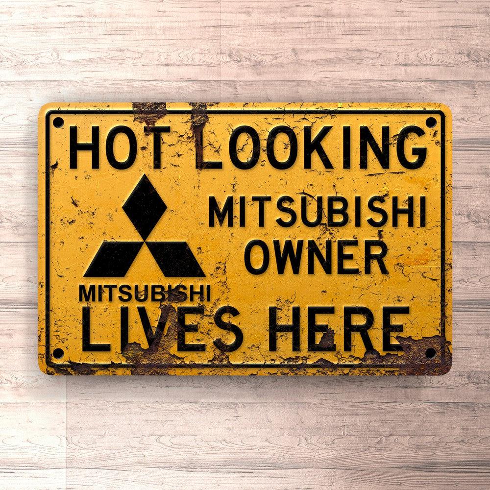 Mitsubishi Hot Looking Mitsubishi Owner Lives Here Skilte, Musemåtte, Dørmåtte , Plakat-Skilte-Mitsubishi-Garage Culture Shop- garage - man cave - merchandise
