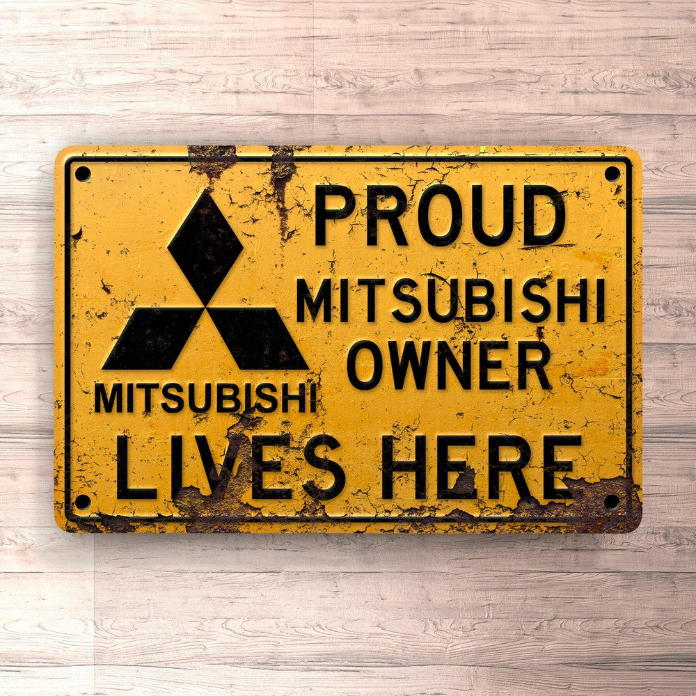Mitsubishi Proud Mitsubishi Owner Lives Here Skilte, Musemåtte, Dørmåtte-Skilte-Mitsubishi-Garage Culture Shop- garage - man cave - merchandise