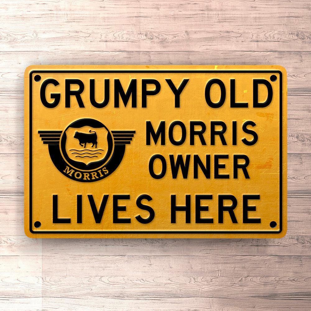 Morris Grumpy Old Morris Owner Lives Here Skilte, Musemåtte, Dørmåtte , Plakat-Skilte-Morris-Garage Culture Shop- garage - man cave - merchandise