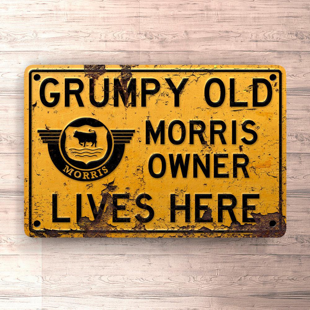 Morris Grumpy Old Morris Owner Lives Here Skilte, Musemåtte, Dørmåtte , Plakat-Skilte-Morris-Garage Culture Shop- garage - man cave - merchandise