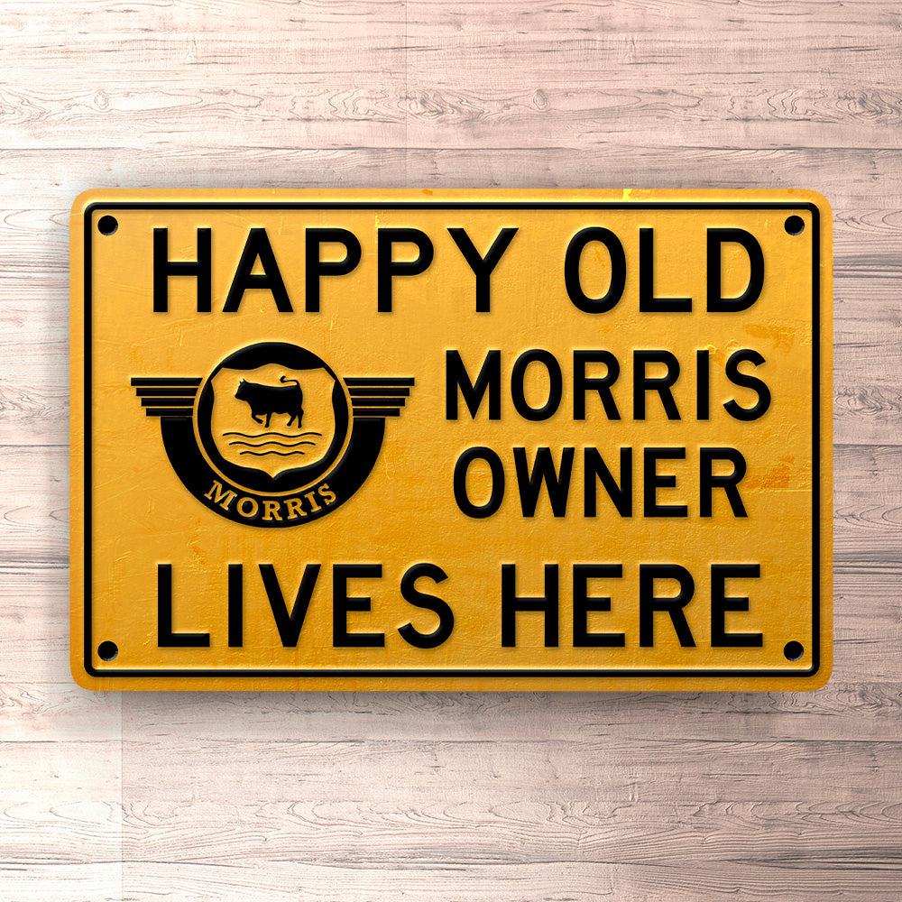 Morris Happy Old Morris Owner Lives Here Skilte, Musemåtte, Dørmåtte , Plakat-Skilte-Morris-Garage Culture Shop- garage - man cave - merchandise