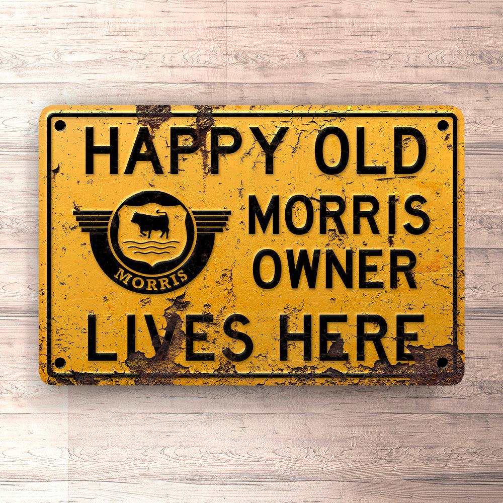 Morris Happy Old Morris Owner Lives Here Skilte, Musemåtte, Dørmåtte , Plakat-Skilte-Morris-Garage Culture Shop- garage - man cave - merchandise