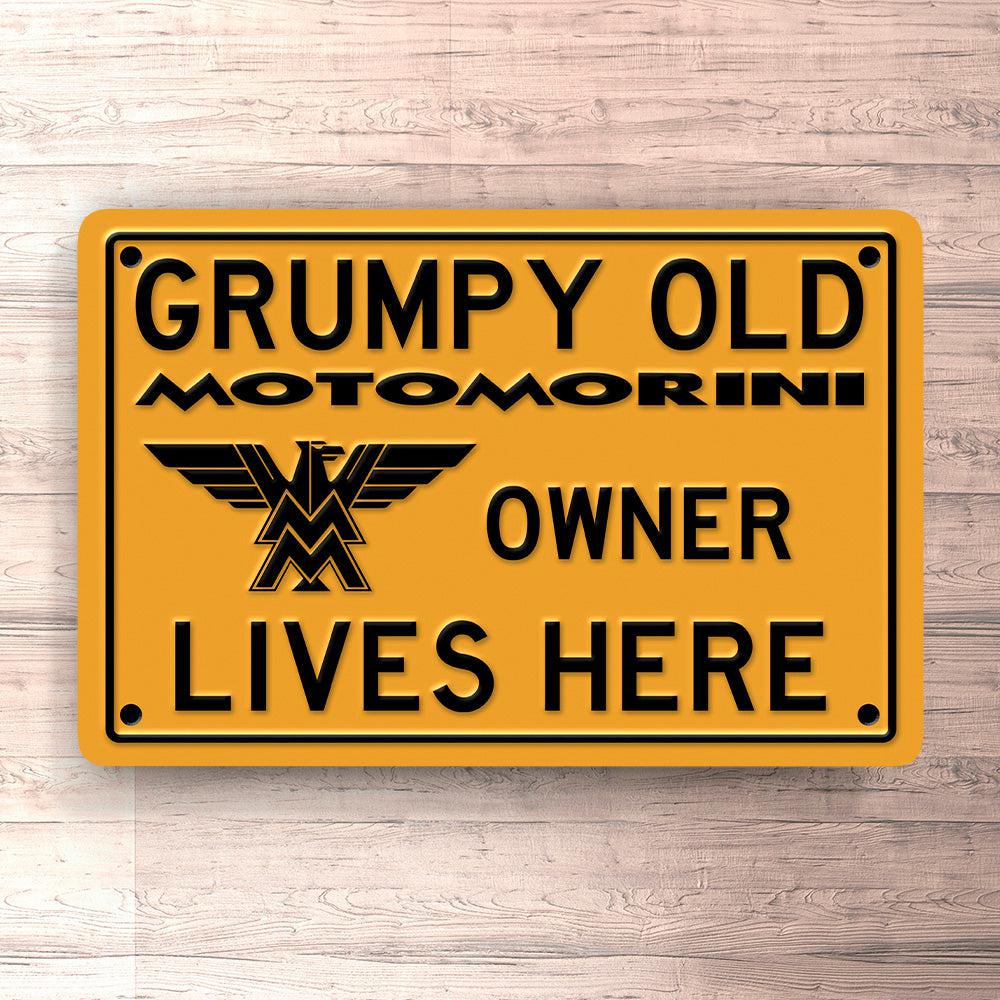 Moto Morini Grumpy Old Moto Morini Owner Lives Here Skilte, Musemåtte, Dørmåtte-Skilte-Moto Morini-Garage Culture Shop- garage - man cave - merchandise