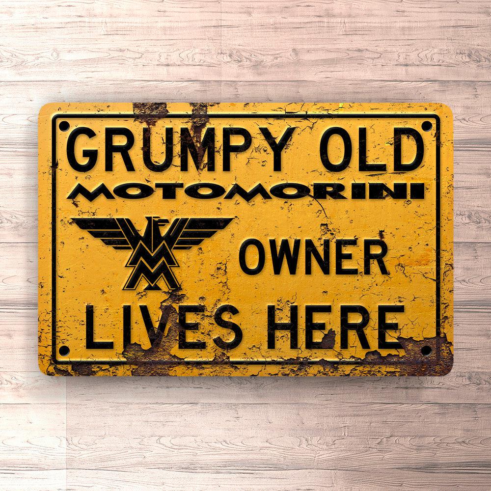 Moto Morini Grumpy Old Moto Morini Owner Lives Here Skilte, Musemåtte, Dørmåtte-Skilte-Moto Morini-Garage Culture Shop- garage - man cave - merchandise