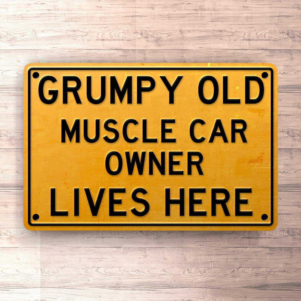 Muscle Car Grumpy Old Muscle Car Owner Lives Here Skilte, Musemåtte, Dørmåtte-Skilte-Muscle Car-Garage Culture Shop- garage - man cave - merchandise