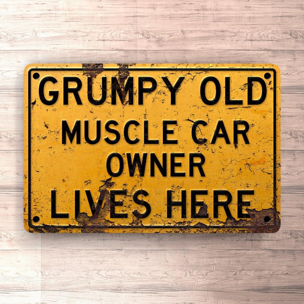 Muscle Car Grumpy Old Muscle Car Owner Lives Here Skilte, Musemåtte, Dørmåtte-Skilte-Muscle Car-Garage Culture Shop- garage - man cave - merchandise