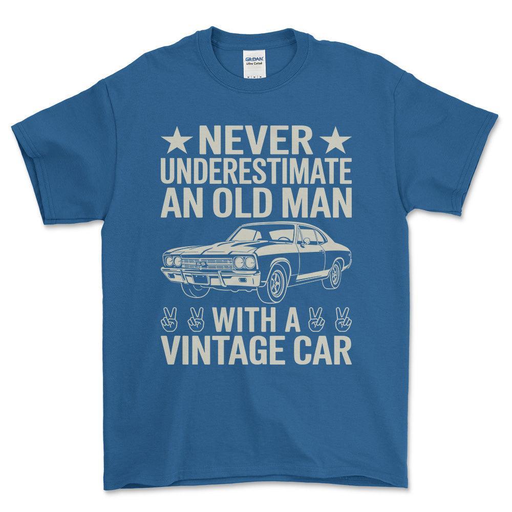 Never Understimate An Old Man With A Vintage Car T-Shirt , Bomuld-Beklædning-Garage Culture-Blå Royal-S-Forside-Garage Culture Shop- garage - man cave - merchandise